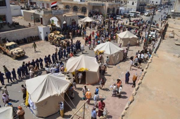 متظاهرون يضعون خياما أمام مبنى السلطة المحلية في احتجاجات بسقطرى (فيديو)