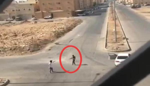 شاهد: مقطع جديد لحادثة إشهار السلاح على شاب وتهديده بالرياض