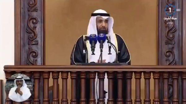 على الهواء مباشرة..  اشتباك عنيف بين مصلين خلال صلاة الجمعة في هذا الدولة الخليجية !
