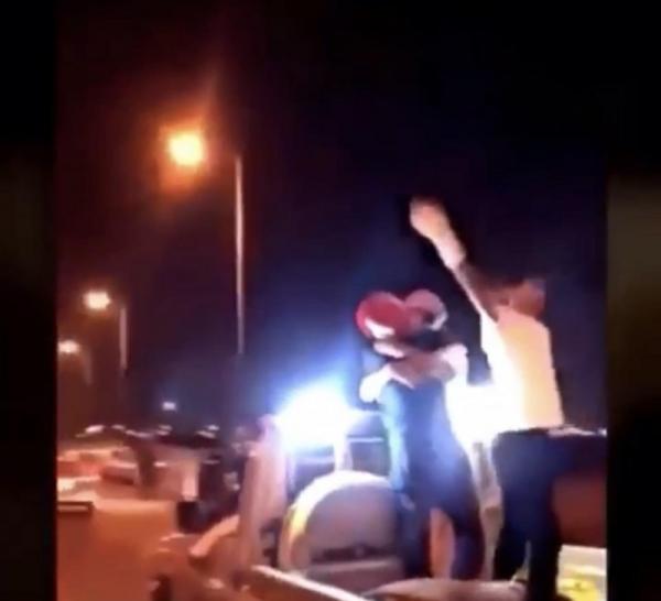 السعودية: الأمن يقبض على شابَّيْن قاما بتصرفات شاذة في طريق عام