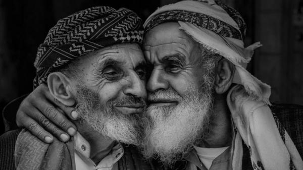 صورة شقيقين يمنيين تفوز بجائزة عالمية.. عناق المصالحة