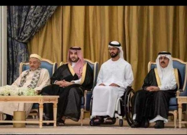 أصيب في شبوة .. شاهد «حفيد زايد» يحضر «اتفاق الرياض» على كرسي متحرك