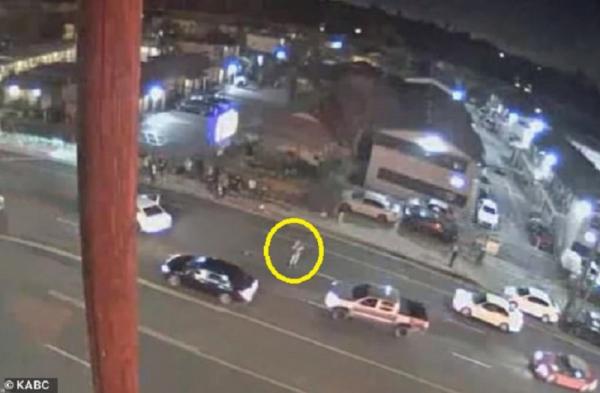 فيديو دهس مروع .. 30 سيارة مرت بجوار جثة ولم يلتفت إليها أحد