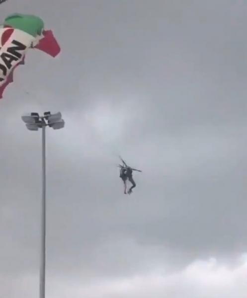 فيديو مرعب .. شخصين عالقين بمظلتهما في الشارقة