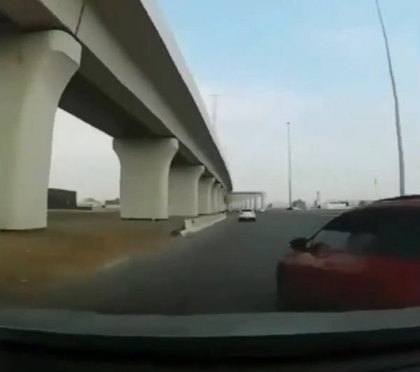شاهد حادث.. من ابشع الحوادث الاخيرة داخل مدينة الرياض