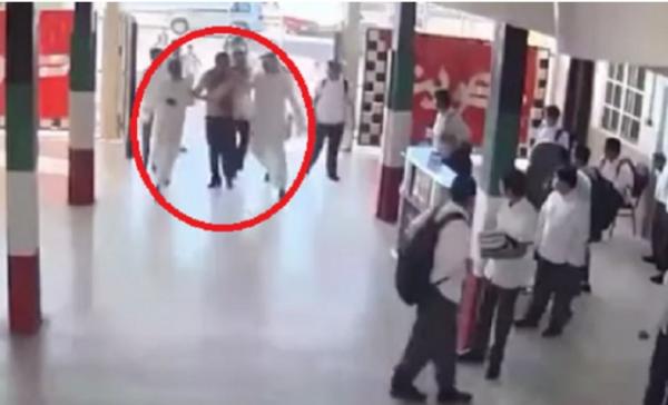 شاهد فيديو.. ولي أمر وأبناؤه يعتدون على معلم في الكويت