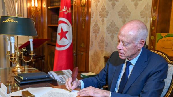 ما دلالاتها.. وثيقة رسمية بخط يد الرئيس التونسي بتكليف تشكيل الحكومة الجديدة (صورة)