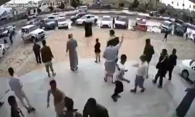 شاهد فيديو.. لحظة اقتحام مول بصنعاء من قبل حوثيين واشتباكات مباشرة وسط حشد من المتسوقين