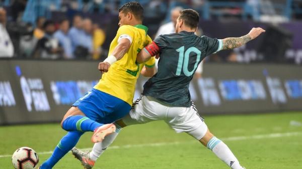 قائد المنتخب البرازيلي "يفتح النار" على ميسي (فيديو)