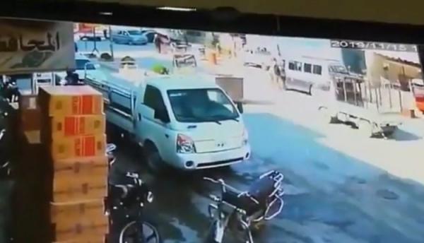 شاهد: لحظة انفجار سيارة مفخخة في مدينة سورية ومقتل 18 شخصا من المدنيين