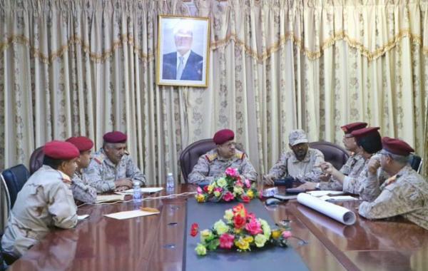 أول ظهور لوزير الدفاع المقدشي بعد حادثة استهدافه في مأرب.. شاهد من ظهر إلى جواره !