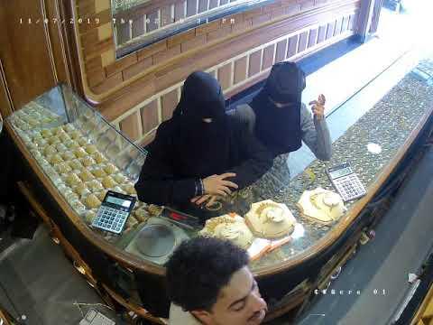 فتاة تقوم بعملية سرقة سريعة وخطيرة في محل ذهب في صنعاء .. شاهد ما حدث لها ! (فيديو)