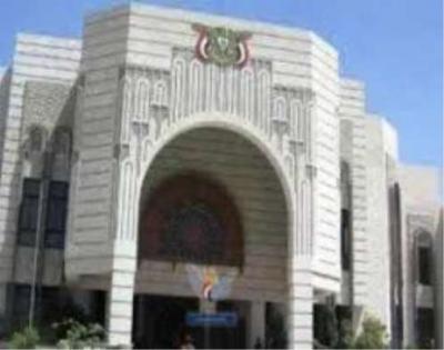 مسئول يكشف: الحوثييون يخرجون موظفات رئاسة الوزراء من مكاتبهن و"يجيبوا من الشلة"