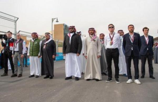 بالصور.. محمد بن سلمان يظهر بشكل مختلف وجديد بالرياض في افتتاح بطولة (شاهد)