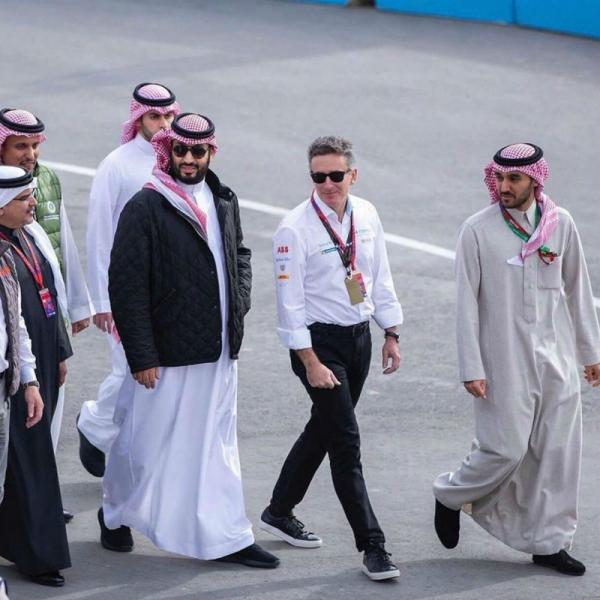 بالصور.. محمد بن سلمان يظهر بشكل مختلف وجديد بالرياض في افتتاح بطولة (شاهد)