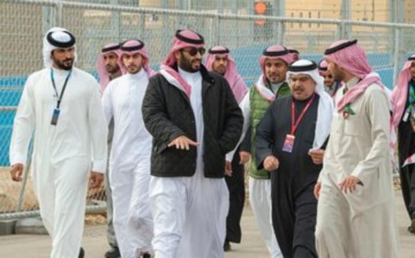 بالصور.. محمد بن سلمان يظهر بشكل مختلف وجديد بالرياض في افتتاح بطولة (شاهد)