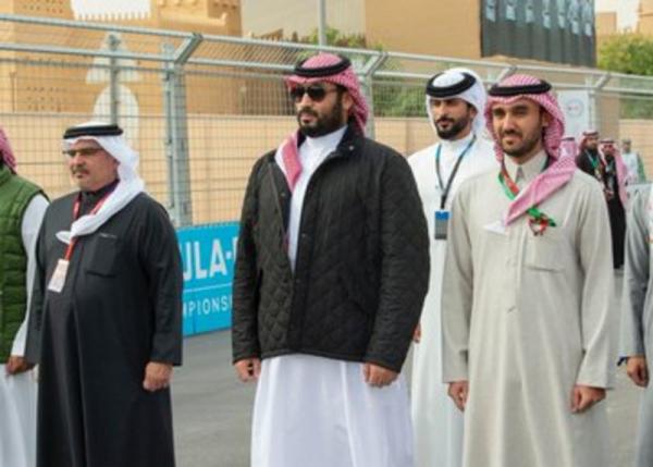 بالصور.. محمد بن سلمان يظهر بشكل مختلف وجديد بالرياض في افتتاح بطولة (شاهد)