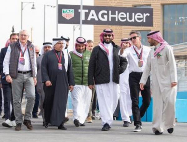 بالصور.. محمد بن سلمان يظهر بشكل مختلف وجديد بالرياض في افتتاح بطولة (شاهد)