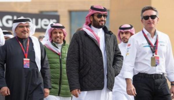 بالصور.. محمد بن سلمان يظهر بشكل مختلف وجديد بالرياض في افتتاح بطولة (شاهد)