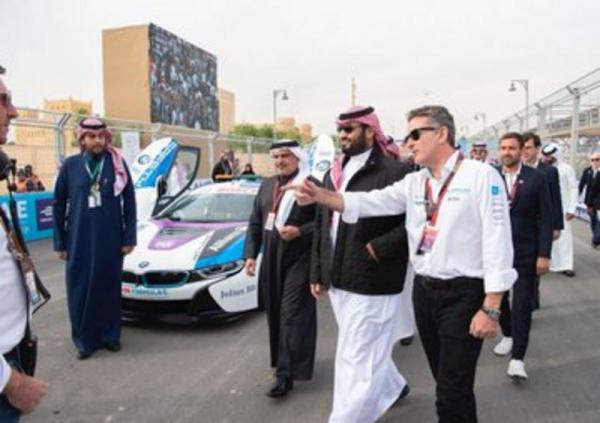 بالصور.. محمد بن سلمان يظهر بشكل مختلف وجديد بالرياض في افتتاح بطولة (شاهد)
