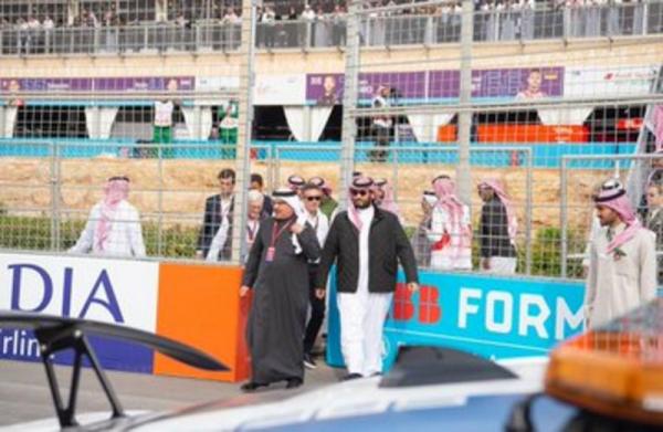 بالصور.. محمد بن سلمان يظهر بشكل مختلف وجديد بالرياض في افتتاح بطولة (شاهد)