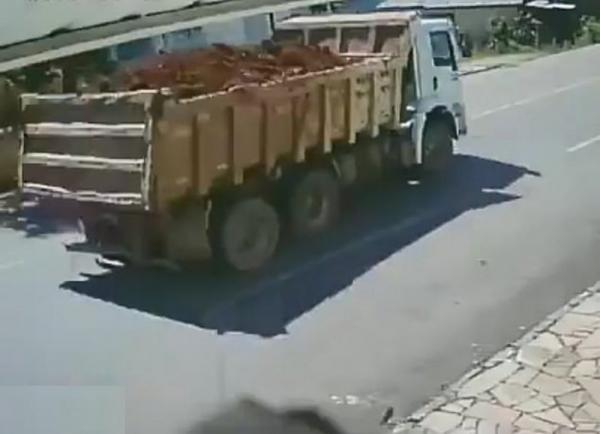 في حادثة غريبة.. مرت شاحنة على الطريق فاختفت سيارة تقودها امرأة (فيديو)