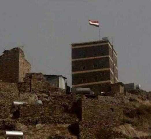 مواطن رفع علم الجمهورية اليمنية في يافع.. وهذا ما حدث له!