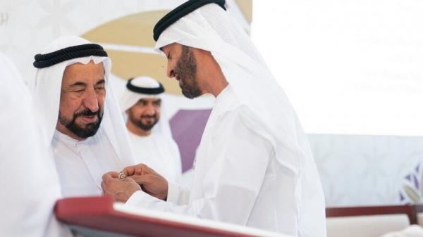 الشيخ محمد بن زايد يقلد حاكم الشارقة وسام "أم الإمارات"