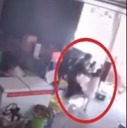 فيديو مروع.. أب يخاطَرَ بحياته لإنقاذ طفلته !