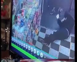 شاهد بالفيديو يمني يقتل لص أمريكي في احدى المحلات التجارية