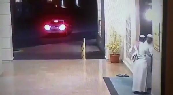 شاهد.. محاولة سرقة رجل شايب عند باب مسجد في السعودية
