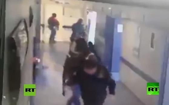 المكسيك.. عصابة مسلحة تقتحم مستشفى وتخطف مريضا ثم تقتله وتقطعه إربا (فيديو)