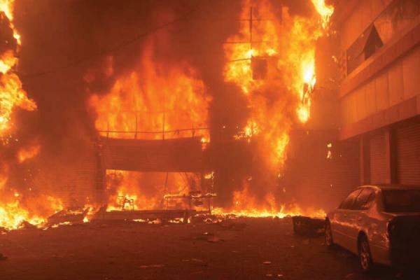 شاهد بالصور.. اندلاع حريق هائل في أحد المراكز التجارية بجدة !