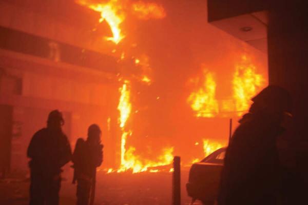 شاهد بالصور.. اندلاع حريق هائل في أحد المراكز التجارية بجدة !