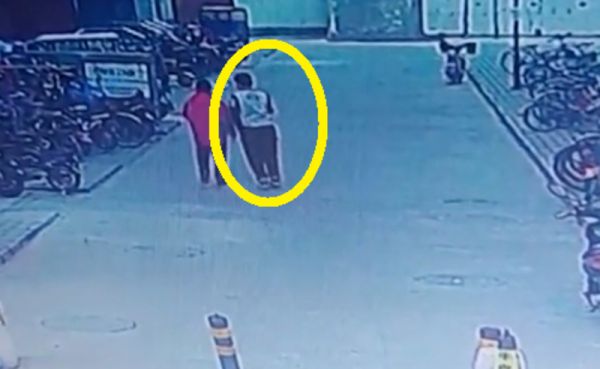 كاميرا المراقبة رصدت الواقعة.. شاهد ما حدث لطفل أشعل النار في بئر صرف صحي