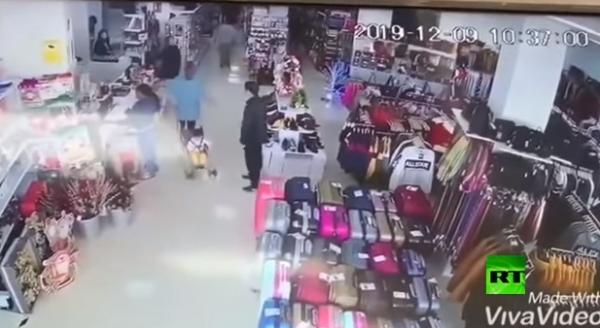 شاهد بالفيديو.. امرأة تحاول اختطاف طفل في وضح النهار!