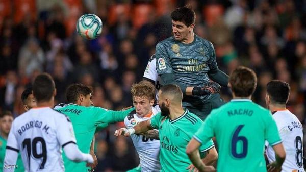 في الهدف القاتل لريال مدريد والذي شارك فيه الحارس.. زيدان يفاجئ الجميع: لم أطلب من كورتوا أن يفعل ذلك