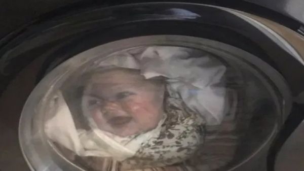 أصيب بأزمة قلبية  بعد مشاهدته لطفله داخل غسالة الملابس ! (صور)