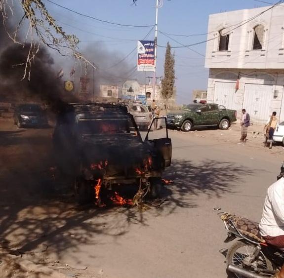 بائع يحرق سيارته بما فيها من حزم قات لهذا السبب ! (صورة)