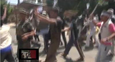 فيديو خطير يثبت تورط أمن السفارة من خلال السماح للمتظاهرين باقتحام السفارة