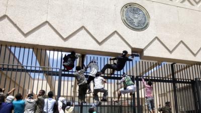 الحكومة تحقق في بلاغات تتهم قيادات أمنية وحوثيين باقتحام السفارة الأمريكية
