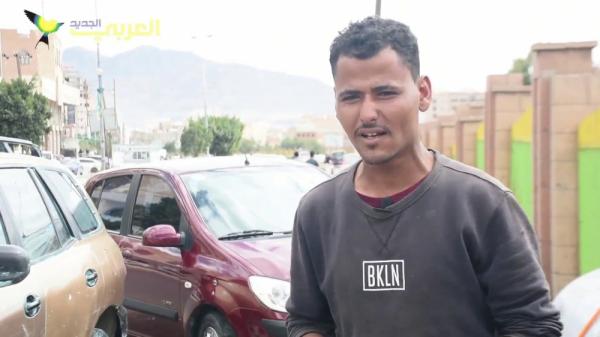 نازح يمني يعمل في تغسيل السيارات (تعرف على قصته)