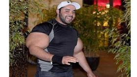 بالصور.. مصري يحاول دخول "جينس" بأكبر وأغرب عضلات