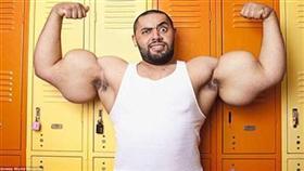  بالصور.. مصري يحاول دخول "جينس" بأكبر وأغرب عضلات