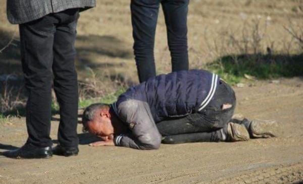 بسبب فقدان ابناء...صورة أب يعض أصابعه ألمًا.. عاد من دفن ابنه لتخطف قنبلة ابنته!
