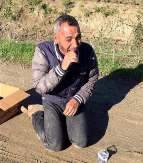 بسبب فقدان ابناء...صورة أب يعض أصابعه ألمًا.. عاد من دفن ابنه لتخطف قنبلة ابنته!