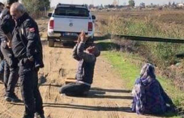 بسبب فقدان ابناء...صورة أب يعض أصابعه ألمًا.. عاد من دفن ابنه لتخطف قنبلة ابنته!