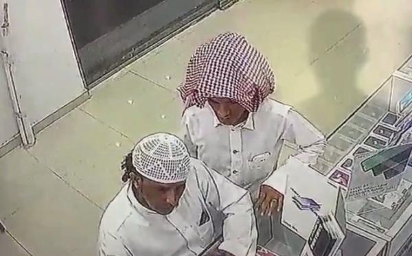 سعوديون يقومون بسرقة خطيرة لرجل عجوز في جازان . شاهد كيف خدعوه !