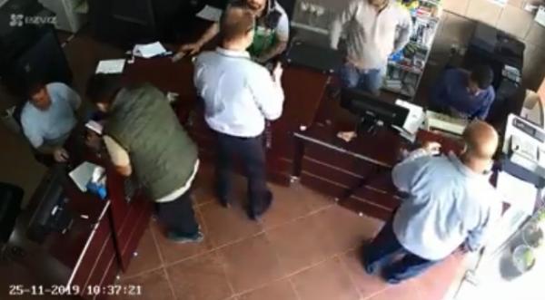 بسيارة تقودها امرأة دخلت إلى محل هواتف.. حادث مروع في الدمام بالسعودية.. وفاة شخصين وإصابة ثالث بليغة