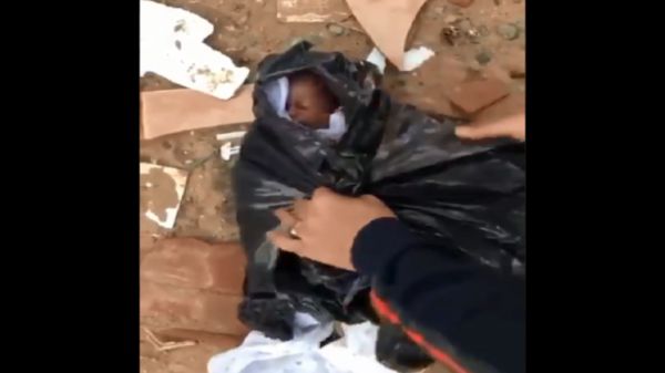 العثور على رضيع داخل كيس بلاستيكي في حاوية قمامة بالسعودية (فيديو)